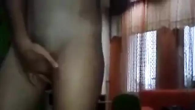 دختر ترکیه ای حشری می خواد سوار کیر دوستش بشه.